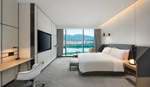 One-Bedroom Suite with River View - Lounge Access