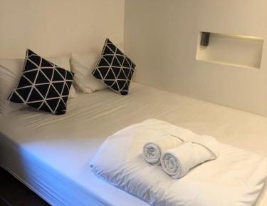 3-5 Queen Beds Female Dormitory Room (Shared Bathroom)