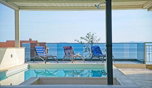 Apartment with Pool View 