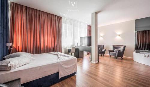 Queen Suite with Spa Bath