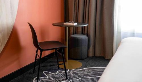 2 rooms next to each other (2 single beds and 1 double room)
