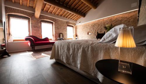 Suite with Bathtub