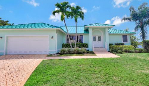 Three-Bedroom Holiday Home 
