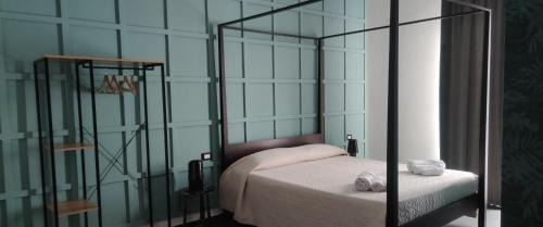 Queen Room with Balcony and Acropolis View