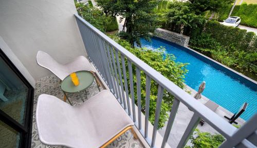Apartment with Pool View 
