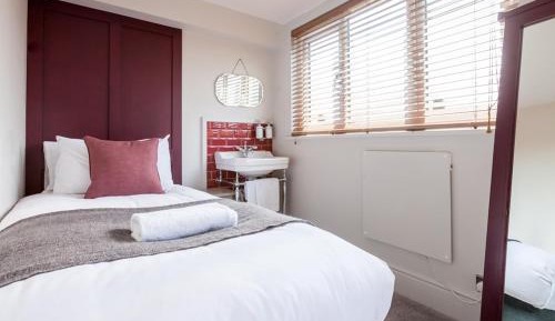Single Room with Shared Bathroom