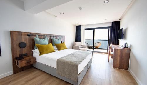 Deluxe Room with Sea View and Balcony