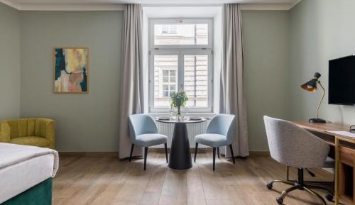 Extra Large Studio with Kitchenette and Bathtub