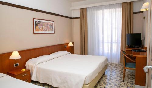 Double Room with Side Sea View - Free Beach Access 