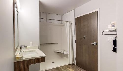 Queen Room - Accessible/Non-Smoking