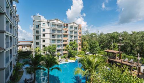 One-Bedroom Apartment with Pool View