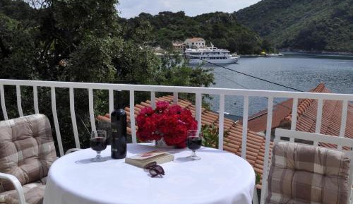 Studio Apartment with Balcony and Sea View