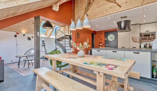 Apartment with Mountain View