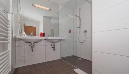 Three-Bedroom Apartment with Balcony - Annex
