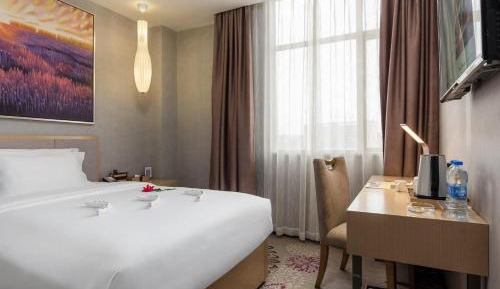 Standard queen size bed room