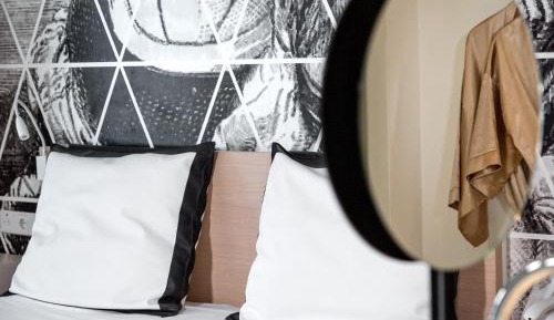 One-Bedroom Suite with Limited Sea View Double Bed