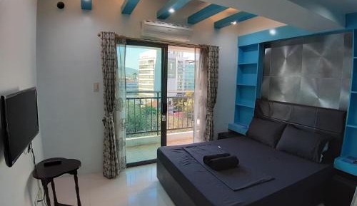 Apartment with Mountain View
