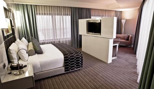 Corner King Suite - Non-Smoking