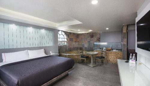 Comfort King Room - Non-Smoking