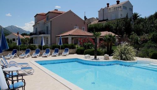 One Bedroom Apartment with Balcony and Sea View