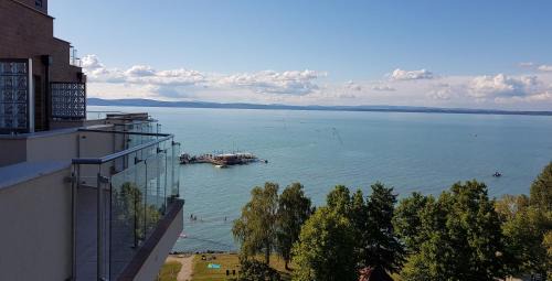 Apartment with Lake View