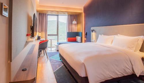 Standard King Room with Lake View