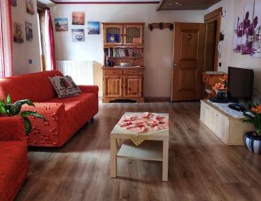 Two-Bedroom Apartment with Mountain View