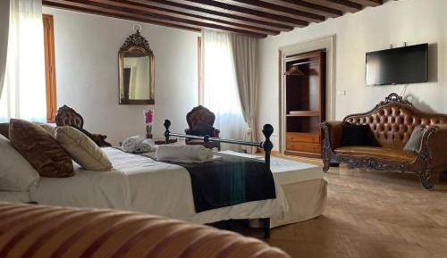Double Room with Canal View and Shared Bathroom