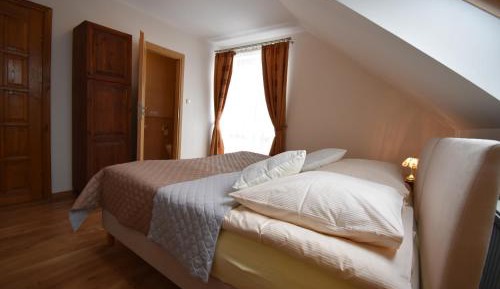 Deluxe Double Room (2 Adults + 1 Child)