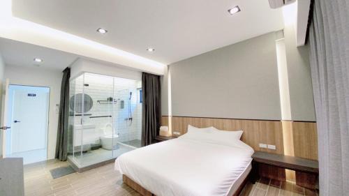 Deluxe Double Room with Shower