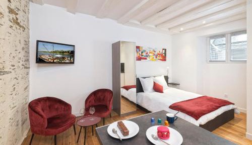 Deluxe One-Bedroom Apartment