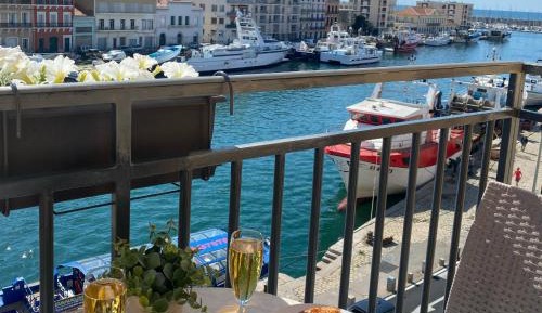 Apartment canal view with balcony
