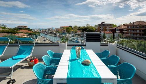 Two Bedroom Penthouse Apartment with Private Rooftop, Spa Bath and Sea View 