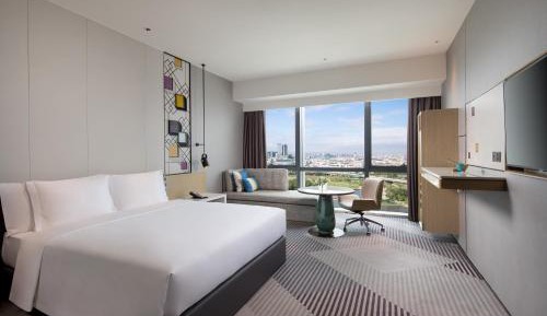 Standard King Room with Lake View