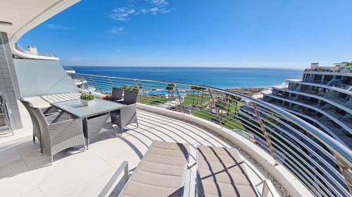 Apartment with Pool View 