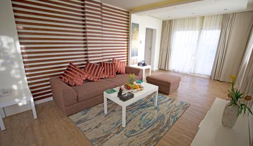 Deluxe Suite- Posh Club