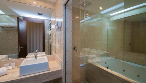 Deluxe Suite with Spa Bath