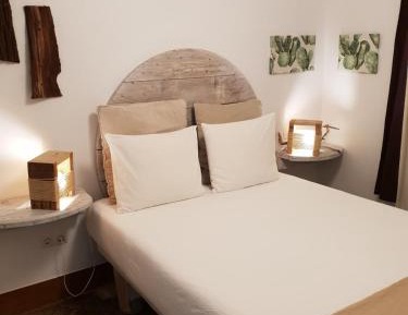 Standard Double Room with Shared Bathroom