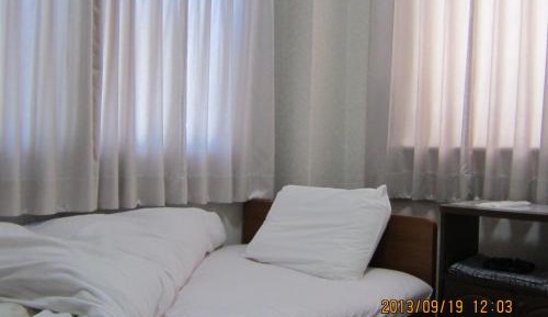Single Room with Shared Bathroom - Non-Smoking