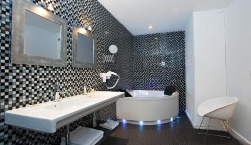 Deluxe Suite with Spa Bath