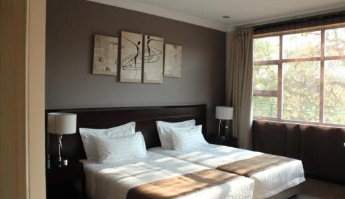 Deluxe Queen Suite