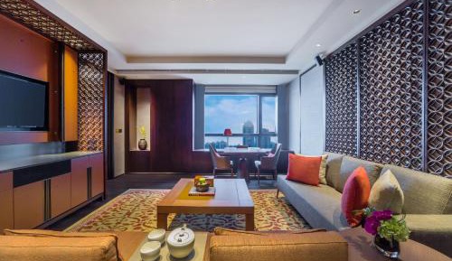 One-Bedroom Suite Lounge Access