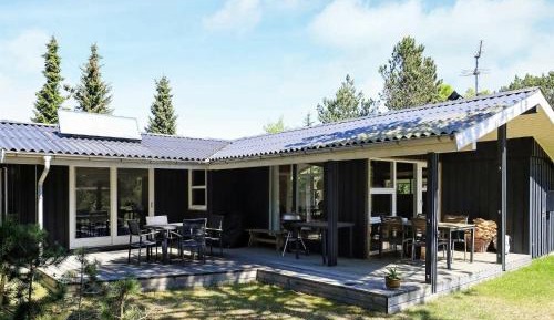 Three-Bedroom Holiday Home 