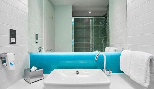 Standard Queen Room with Single Sofa Bed and Free Hot Breakfast