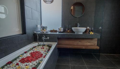 King Suite with Pool View
