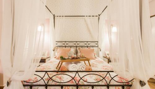 Queen Room with Shared Bathroom