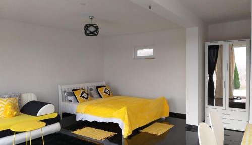 Studio Apartment with Mountain View