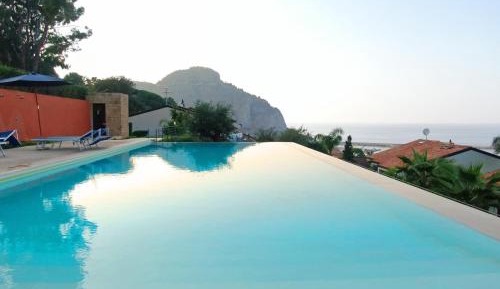 Apartment with Pool View 