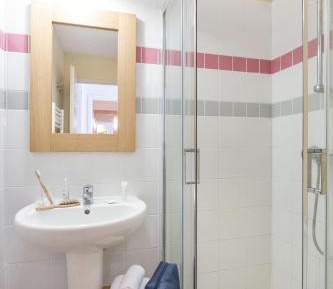 One-Bedroom Apartment with Sleeping Alcove and Terrace or Balcony (7 People)