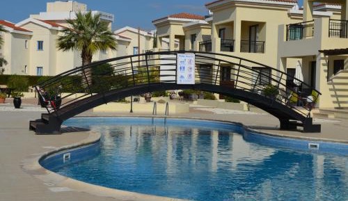 Apartment with Pool View 